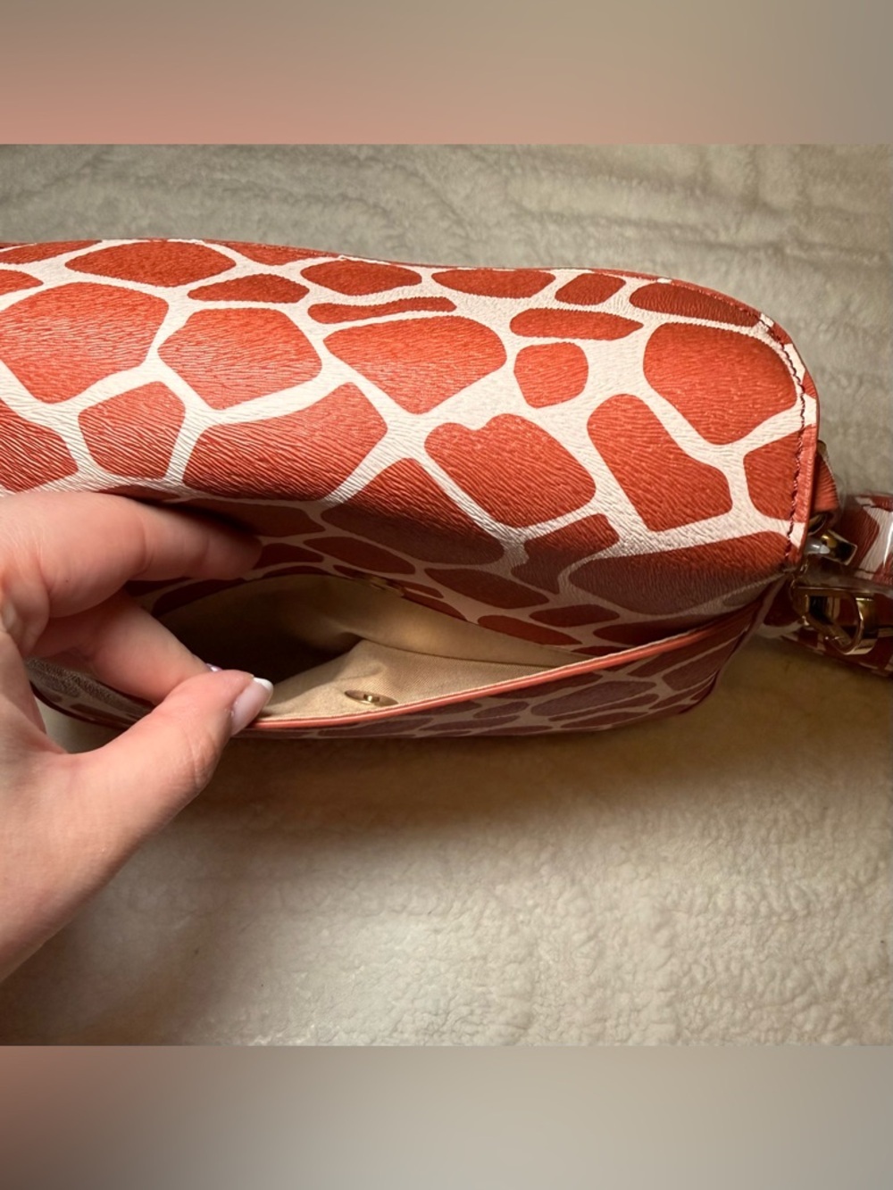 SHEIN Red/Orangeish & White Giraffe-Print Crossbody Bag - Picture 3 of 8